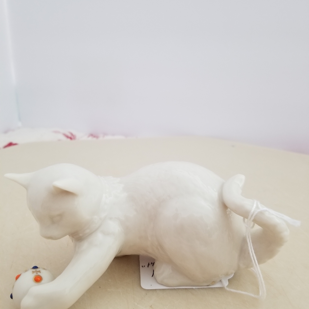 Elegant Lenox White Ceramic Cat Figurine with Ball, 1991 "Jewels of Light - Picture 2 of 4